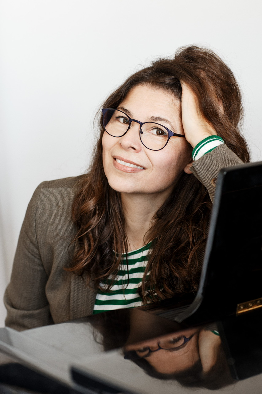 Carina Sofia er uddannet operasanger fra Det Kongelige Danske Musikkonservatorium og Bel Canto Academie Wien.